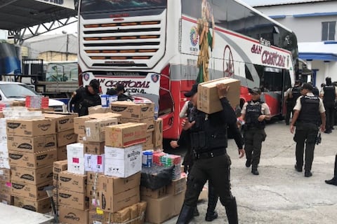 Mercancía ilegal que iba en bus fue incautada en terminal terrestre de Guayaquil