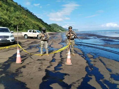 Derrame en Esmeraldas afectó a unos cuatro kilómetros desde el puerto hasta la playa de Las Palmas