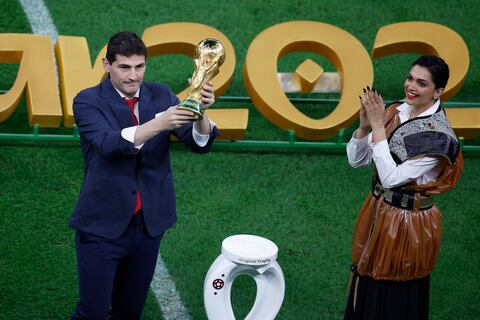 Iker Casillas condujo el trofeo de la Copa del Mundo al estadio de Lusail