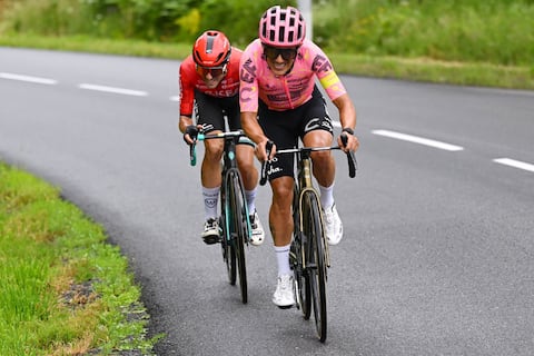 Biniam Girmay se queda con el esprint de la etapa 12 del Tour de Francia; Richard Carapaz afectado por caída masiva en el tramo final