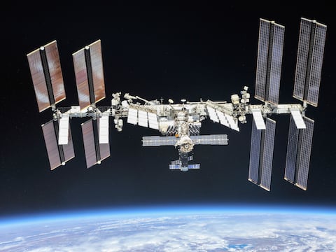Cuántas estaciones espaciales permanecen en el borde de la Tierra