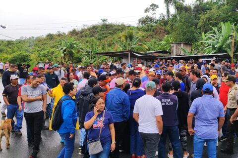 Empleados municipales cerraron por dos horas la vía que conecta Manabí con Guayas 
