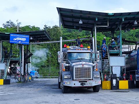 Petroecuador reanuda entrega de asfalto desde la Refinería de Esmeraldas