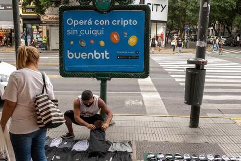 Cómo la crisis ha disparado el uso de criptomonedas en Argentina (y por qué muchos las prefieren al dólar)