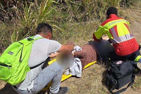 Madre dio a luz en un terreno con ayuda de bomberos, en el norte de Quito