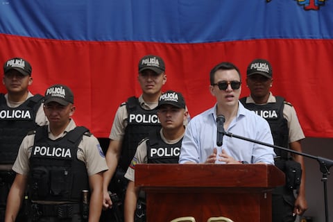Daniel Noboa expidió reglamento que permite la subordinación de la Policía al alto mando de las Fuerzas Armadas