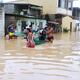 Evacúan a 11 familias afectadas por inundaciones en El Guabo