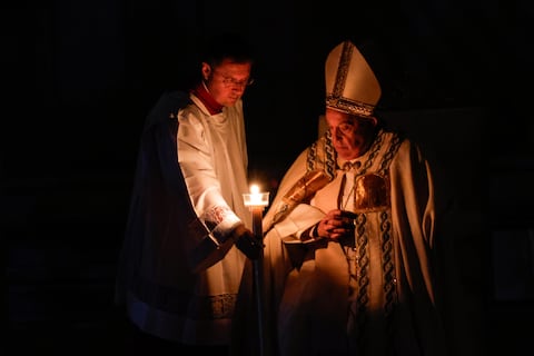 El papa Francisco preside la vigilia de Pascua tras las preocupaciones por su salud