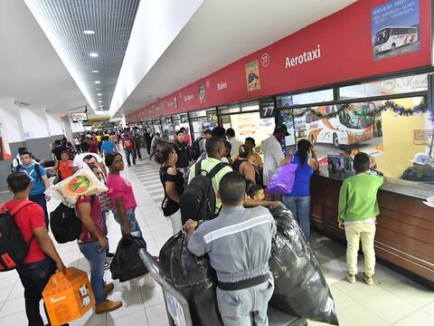 Regular movimiento en la terminal a víspera del feriado