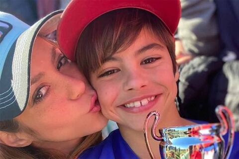 Milan, hijo de Shakira, demuestra que es todo un “rock star” en nuevo video donde toca la batería aunque lo critican por usar maquillaje en los ojos