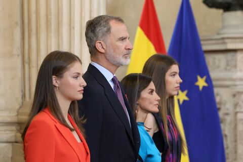 La princesa Leonor y la infanta Sofía rompen los protocolos en el décimo aniversario de coronación del rey Felipe