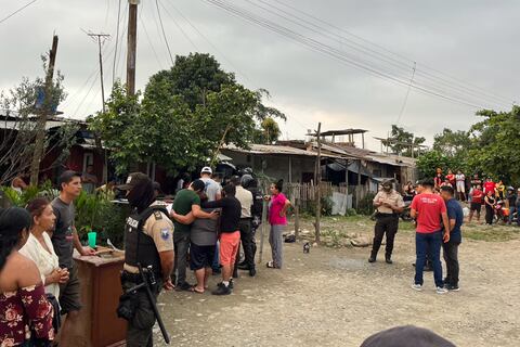 Dos hombres fueron asesinados mientras arreglaban una moto en Pasaje