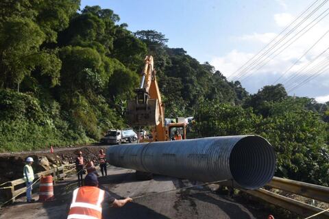 Se mantiene circulación controlada en la carretera Alóag-Santo Domingo