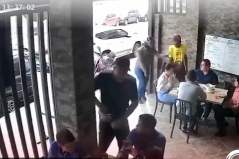 Delincuentes roban celulares y dinero a comensales en restaurante en la Simón Bolívar, norte de Guayaquil