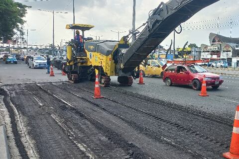 Mantenimiento vial se ejecuta en carriles de servicio de la av. 25 de Julio, en el sur de Guayaquil