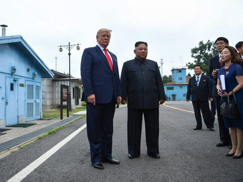 Donald Trump y Kim Jong Un se saludan en la Zona Desmilitarizada de Corea
