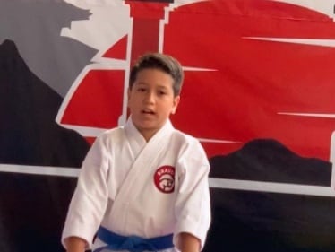 Logan Bravo, de 10 años, es cinturón negro en karate