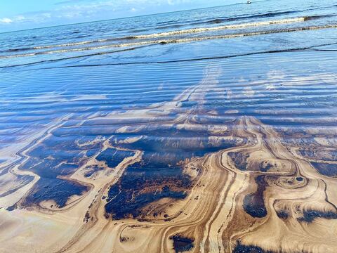 Derrame de crudo en Esmeraldas afecta a la playa de Las Palmas