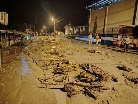 Lluvia causó desbordamiento de una quebrada en El Chaco, provincia de Napo