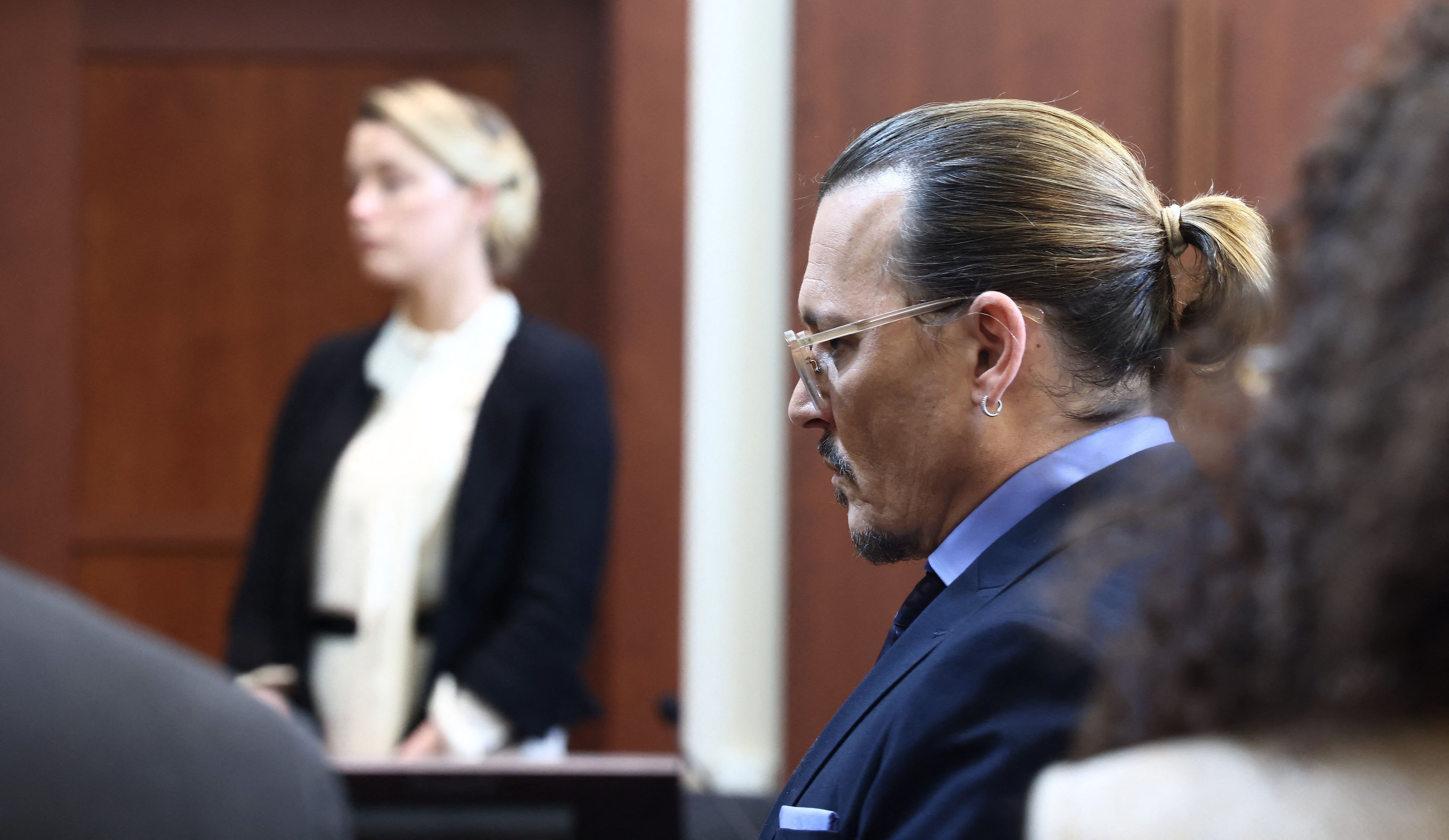 Amber Heard y Johnny Depp cruzaron miradas brevemente durante el juicio, pero ambos esquivaron el encuentro