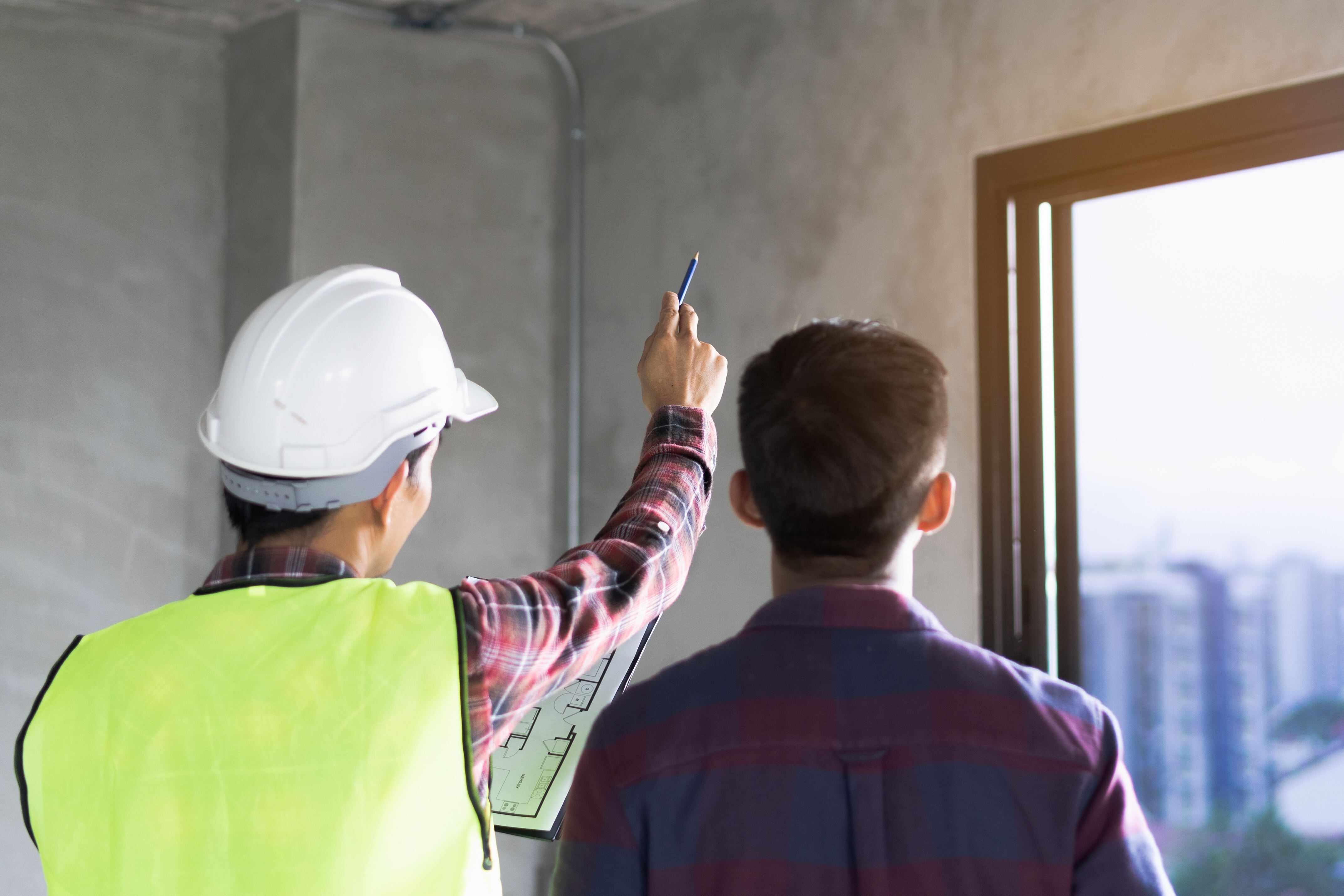 Contratar a un ingeniero civil es vital en caso de que esté buscando construir una nueva propiedad. El profesional se encarga de supervisar los planos estructurales como la cimentación de la nueva vivienda.
