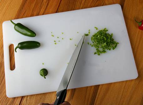 Una tabla de cortar de cocina no solo sirve para picar y preparar platos