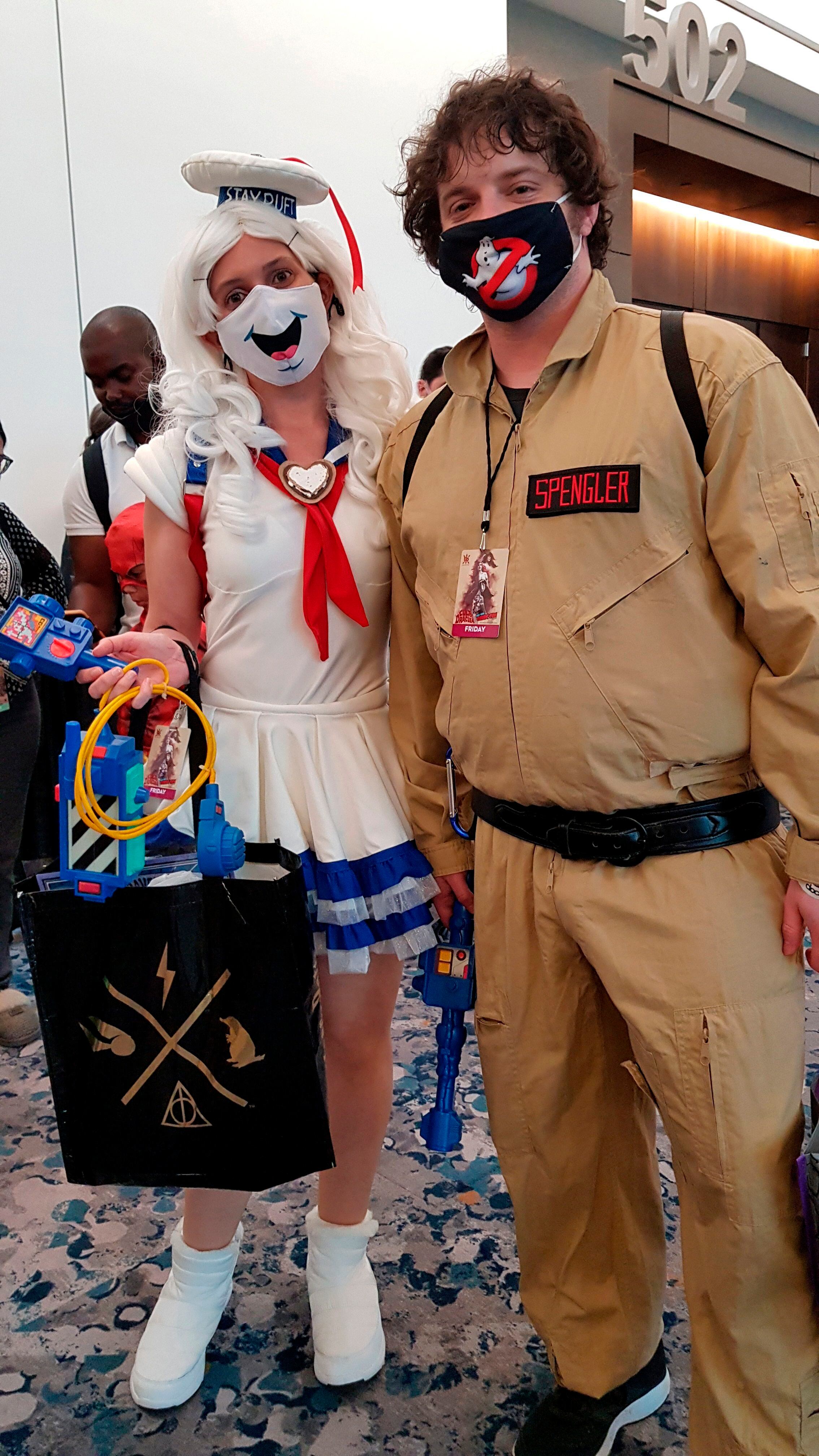 Grupos de personas disfrazadas como los protagonistas de la película "Ghostbusters" (Cazafantasmas) esperan la llegada de los actores para la proyección de la nueva cinta ayer, en el Comic-Con de Nueva York (EEUU).