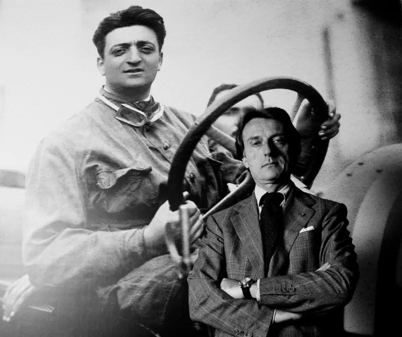 Esta foto, tomada en 1999, muestra a Luca Di Montezemolo, CEO y presidente de Ferrari en esa época, delante de una foto de Enzo Ferrari, quien murió en 1988. MICHAEL COOPER/GETTY IMAGES