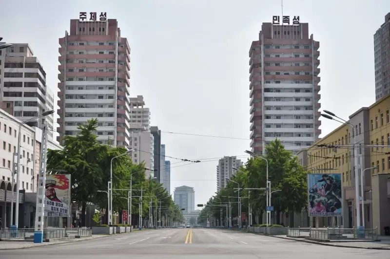 GETTY IMAGES Las calles vacías de Pyongyang el pasado mayo son reflejo del aislamiento del régimen de Corea del Norte, que ha adoptado una estrategia de cierre total de las fronteras.