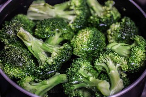 Cuánto tiempo se cocina el brócoli para que mantenga su textura firme y no pierda los nutrientes idóneos para la salud visual