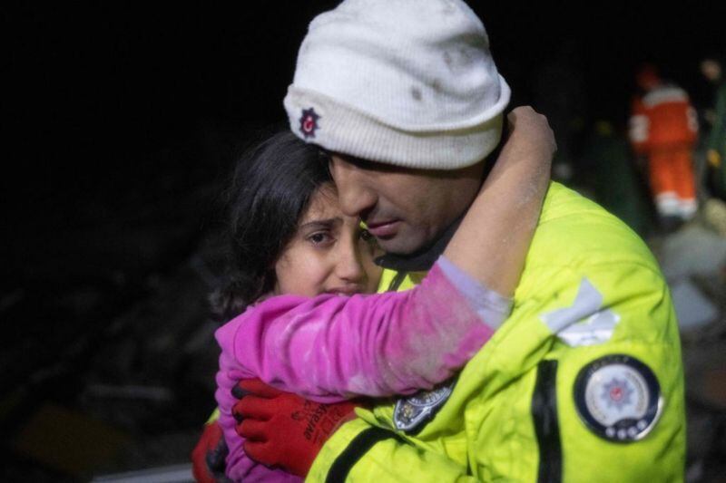 GETTY IMAGES Sobrevivientes relatan que hay muchas personas bajo los escombros pidiendo ayuda.