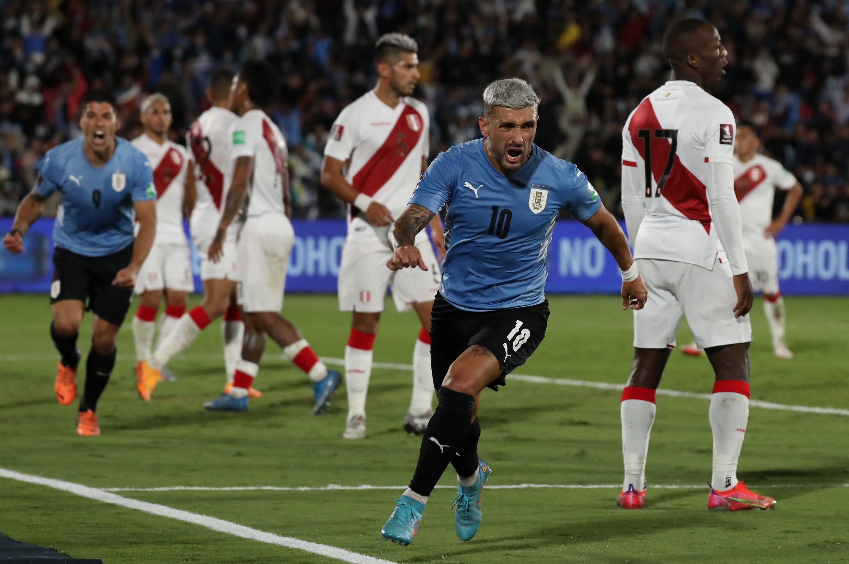 Uruguay gana 1-0 a Perú, de paso le da una mano a Ecuador y ambos se clasifican al Mundial