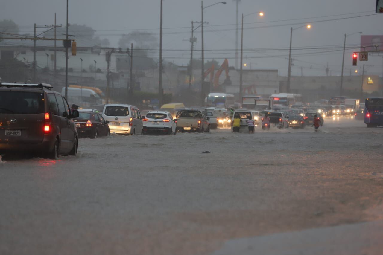 Parte de los tramos de vías que resultaron anegados el lunes 8 de marzo del 2021 tras una lluvia en Guayaquil.