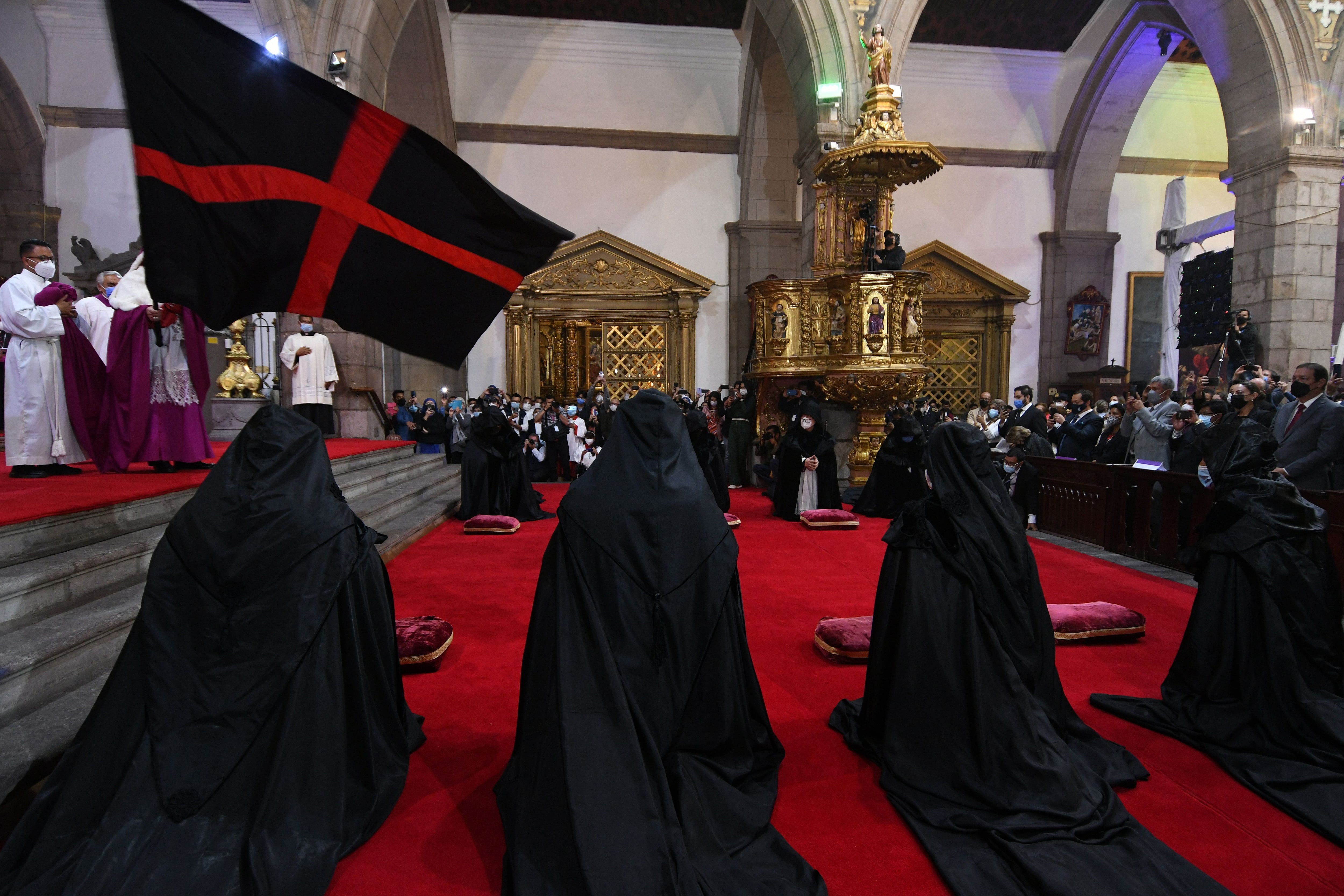 Arrastre de caudas, una tradición de la Semana Santa que representa la liberación de pecados de la humanidad