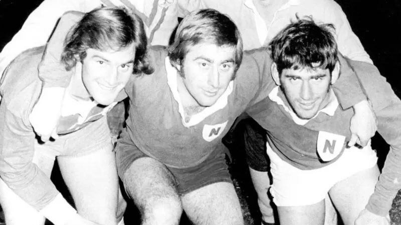 Chris Dawson (izquierda) con dos compañeros de su equipo de rugby en 1974. GETTY IMAGES