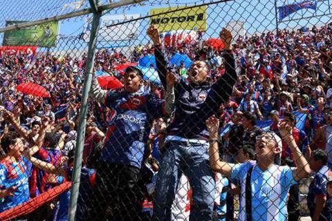 Reprochable: hinchas del Deportivo Quito ocasionan incidentes en las afueras del Olímpico Atahualpa