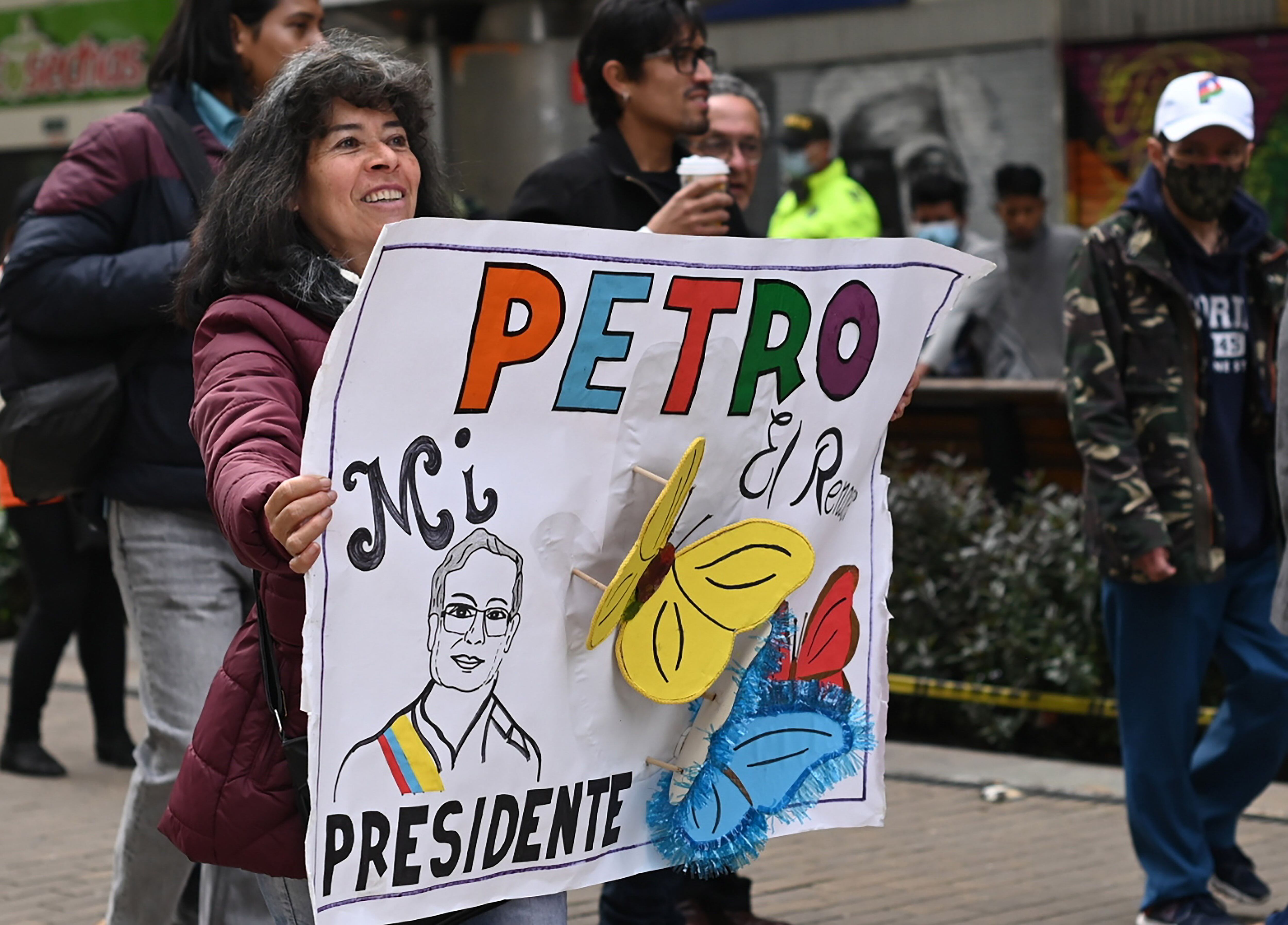 Varias personas se acercan a los alrededores de la Plaza Bolívar para presenciar los actos por la ceremonia de investidura de Gustavo Petro como presidente de Colombia para el período 2022-2026 hoy, en Bogotá (Colombia). EFE/ Natalia Pedraza 