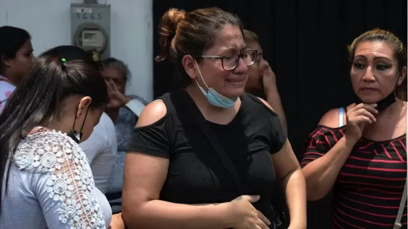 Familiares de los miles de detenidos estas semanas en El Salvador se agolpan a las afueras de cárceles y comisaría en busca de información de sus seres queridos. AFP