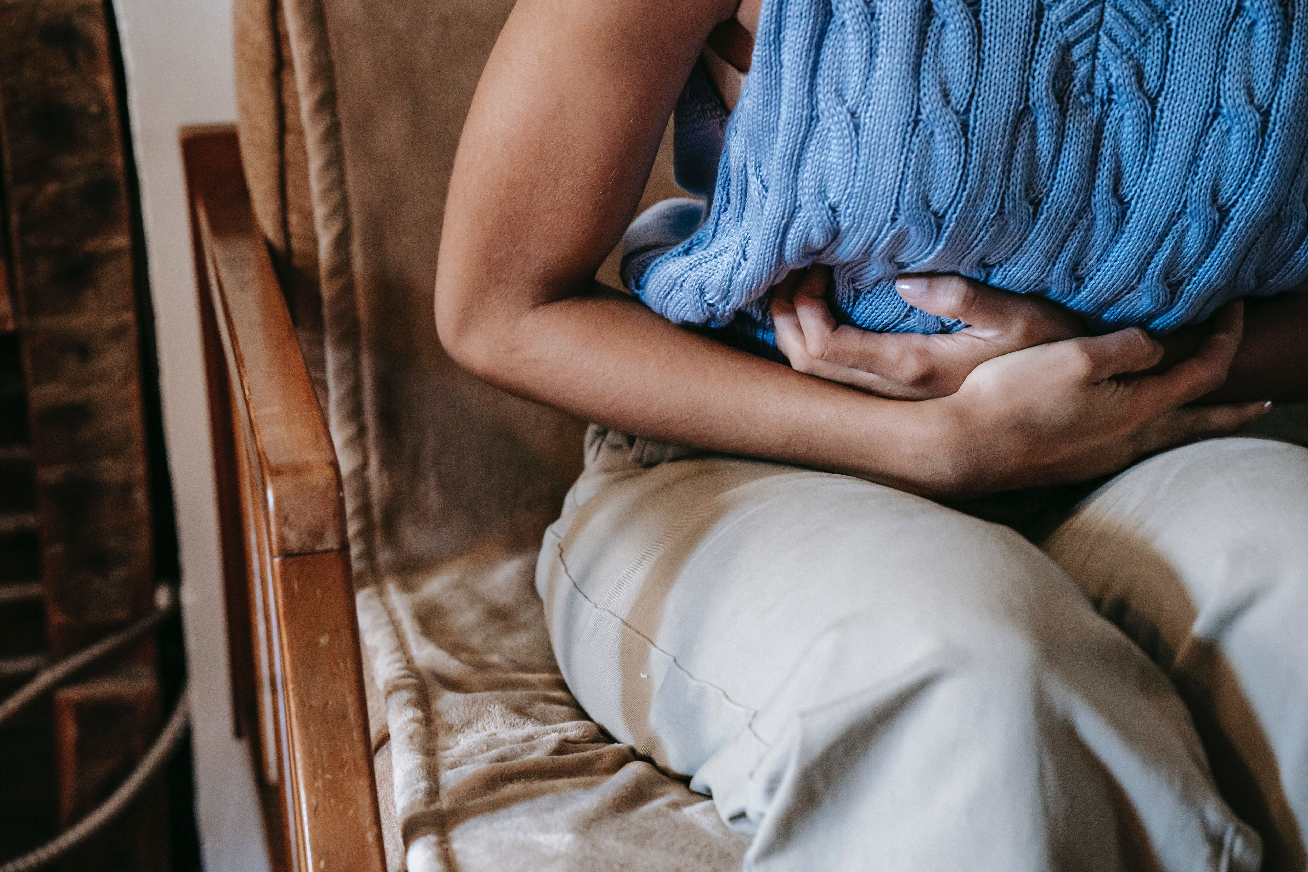 El dolor y la inflamación abdominal es uno de los síntomas del cáncer de colon
