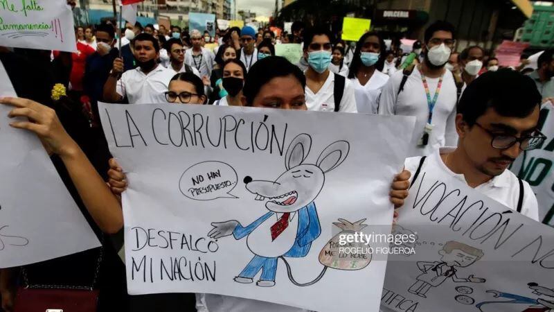 Muchos manifestantes denuncian en sus pancartas la corrupción política en el país. GETTY IMAGES