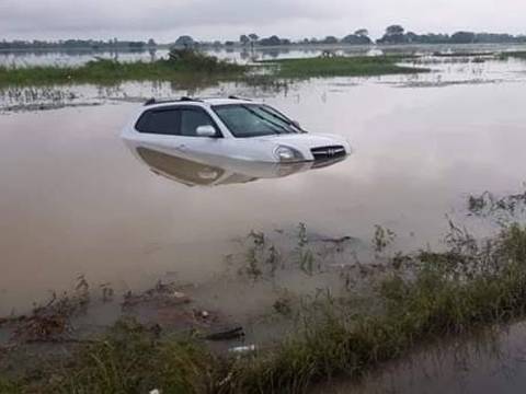 Conductor fue rescatado de terreno inundado en el cantón Montalvo