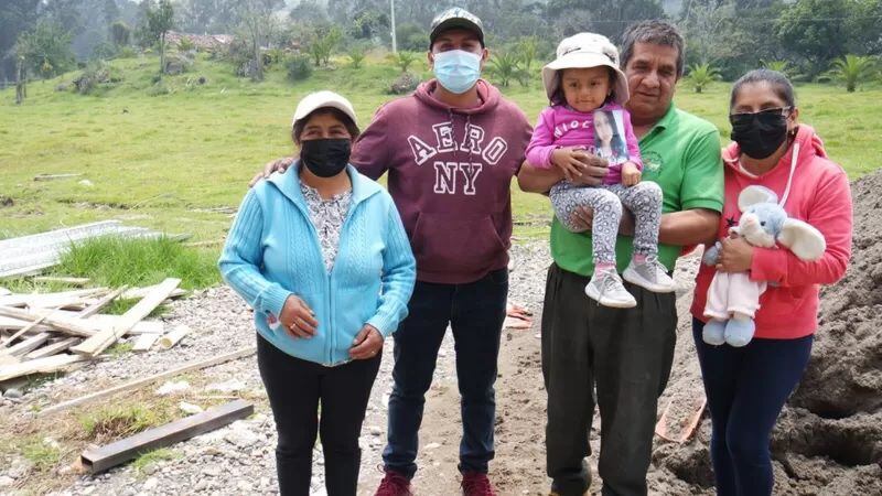 La familia de Leonardo Quichimbo (segundo de la derecha) espera noticias de Evelin.