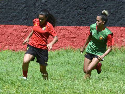 Sport Recife femenino, equipo que entrena en una cancha con césped sin podar