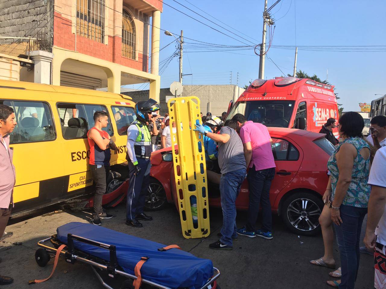 Dos Personas Heridas Tras Accidente En La Avenida Las Aguas Comunidad Guayaquil El Universo 6549