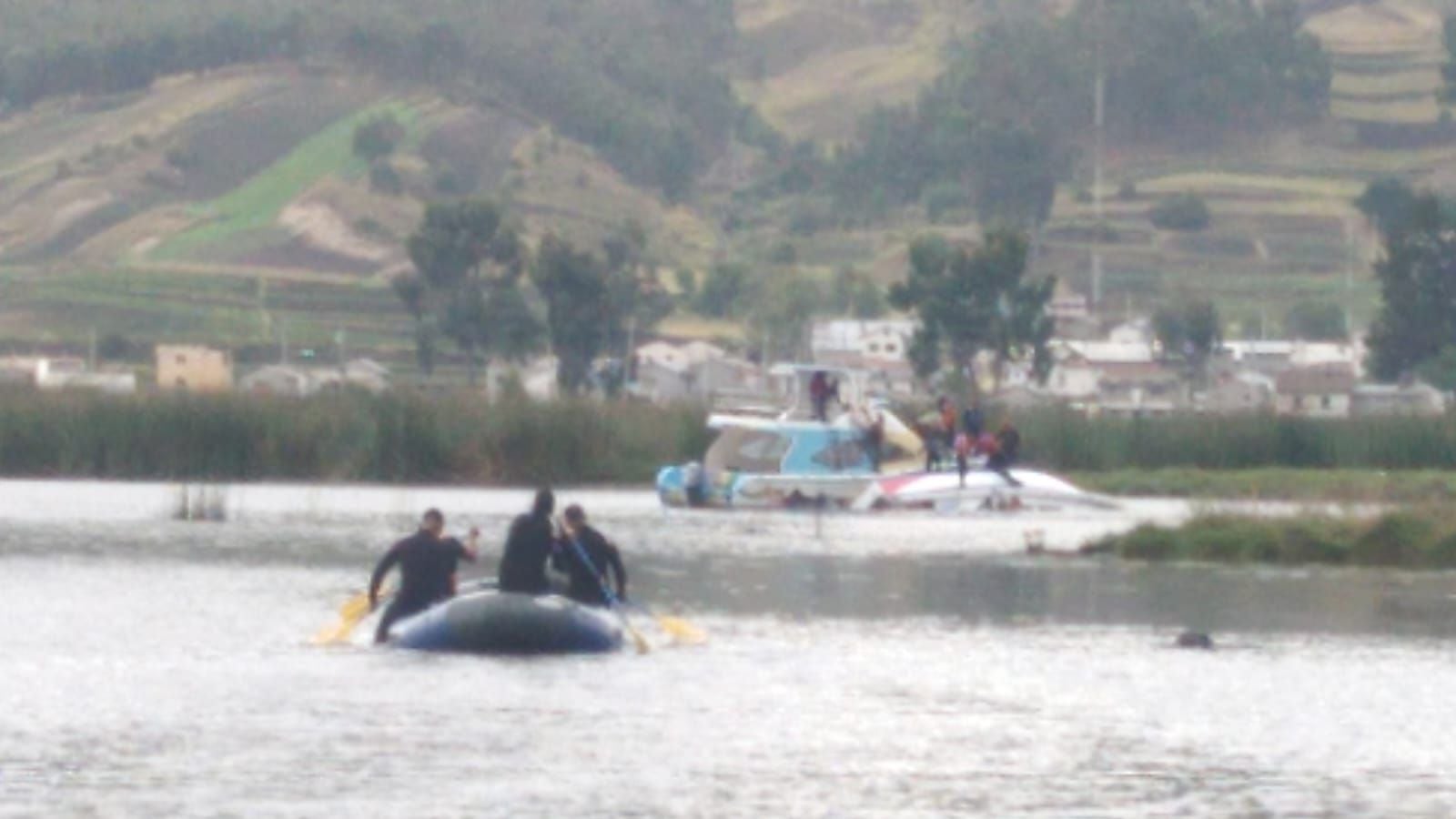 Tres fallecidos se registran en naufragio de yate en laguna de Colta