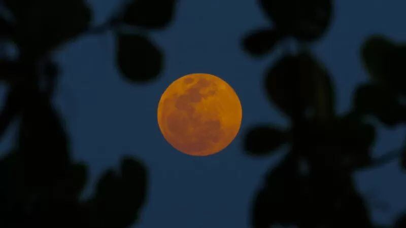 Desde la ciudad brasileña de Río de Janeiro la luna apareció casi naranja durante un momento. GETTY IMAGES