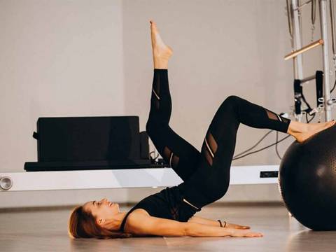 Glúteos firmes y bonitos: Consíguelos con este ejercicio de pilates súper sencillo pero muy poderoso que también tonifica abdomen y brazos