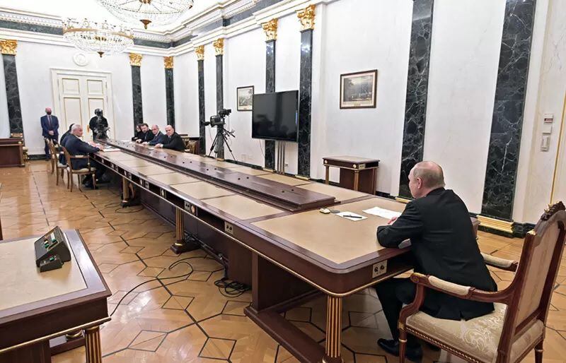 El presidente Vladimir Putin guarda distancia durante una reunión con sus asesores en febrero de 2022. SPUTNIK / AFP