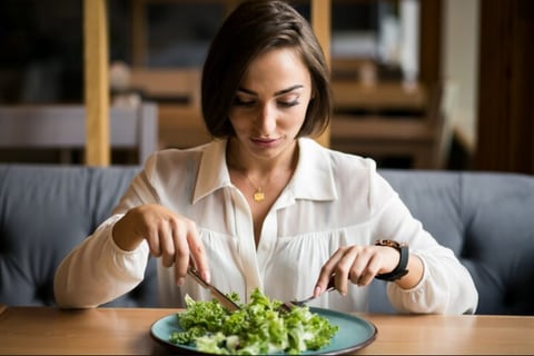 Desde calorones hasta insomnio: Estos son los alimentos indicados para aliviar cada uno de los síntomas de la menopausia