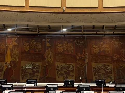 Sismo en Quito afectó vitrales del salón plenario de la Asamblea Nacional y las sesiones serán virtuales 